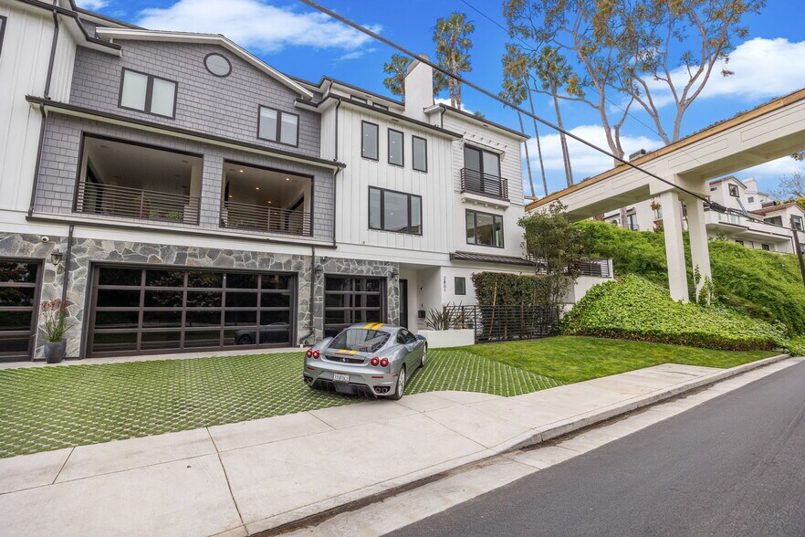 Building Photo - 2801 Bayside Dr