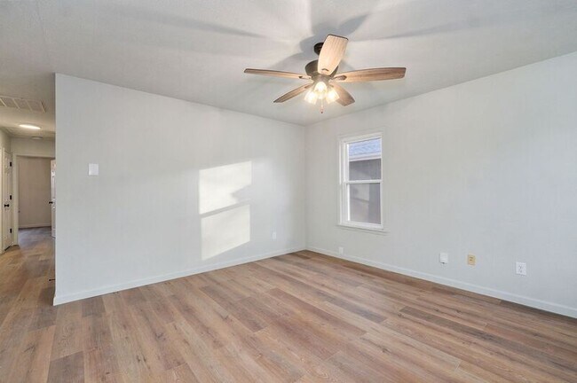 Building Photo - 2941 W Pacific St