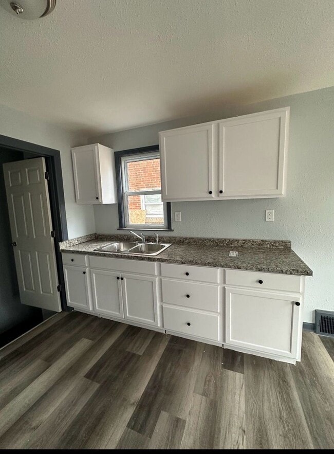 Building Photo - Cute 2 bedroom located on Detroit's West side.