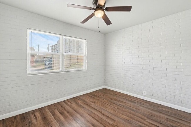 Building Photo - 704 W Oak St