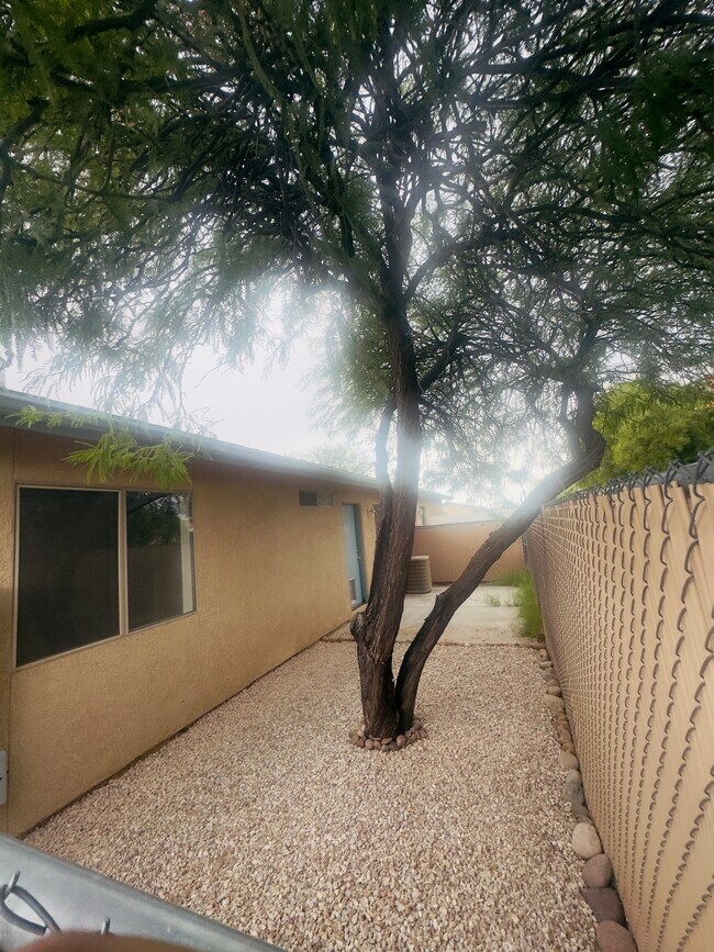 Building Photo - 8981 E Golf Links Rd