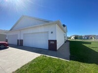 Building Photo - Spacious South Moorhead Twinhome with Double Garage & Prime Location!