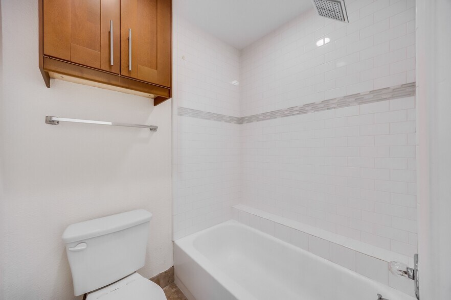 Building Photo - 7685 Northcross Dr