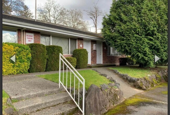 Building Photo - 1 Bedroom Unit, fantastic Location