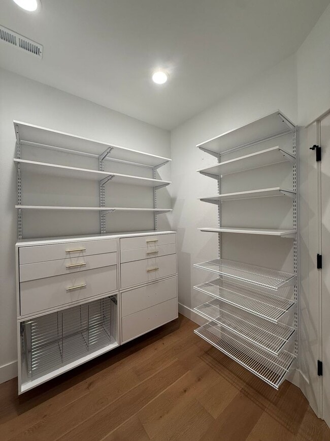 Building Photo - Elegant and Luxurious Cottage Grove Home