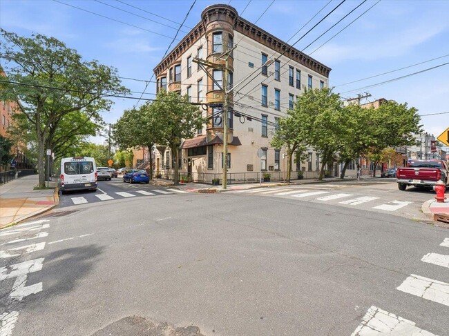 Building Photo - 193 Ogden Ave.