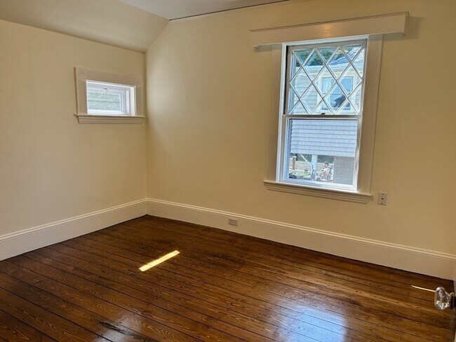 Building Photo - 16 Fletcher St