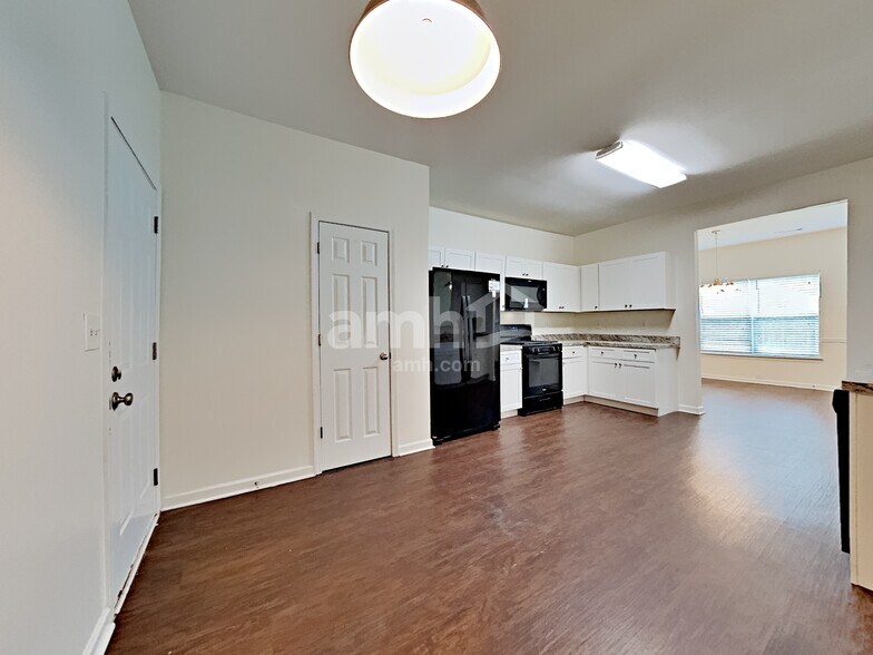 Building Photo - 2425 Valley Creek Dr