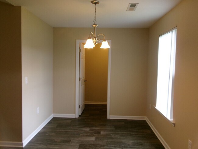 Building Photo - Rent Special! 3 bedroom, 2 bath home conveniently located in Conway
