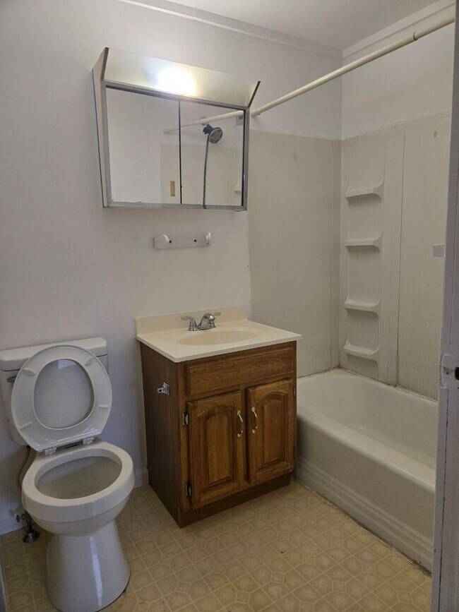 Building Photo - 1st Floor 2-Bedroom, 1-Bathroom Apartment ...