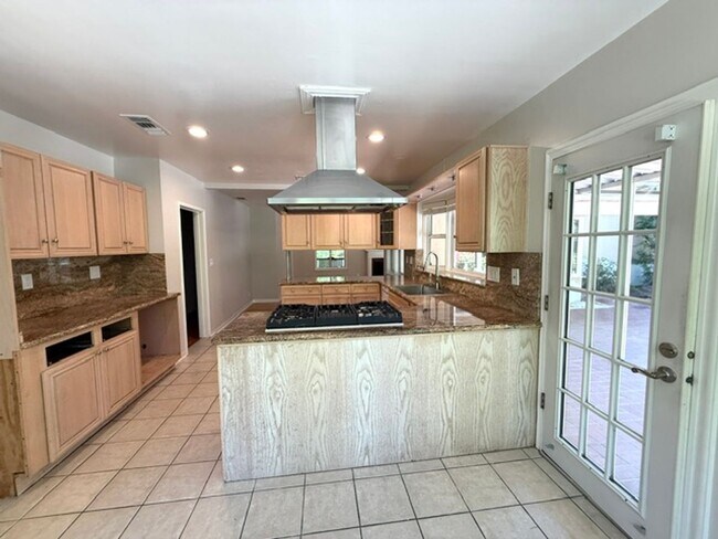 Building Photo - La Cañada Schools-  Family Home - Natural Hardwood, 2 car attached garage, Central A/C, New Appli...