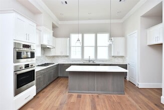 Building Photo - 706 Cage St