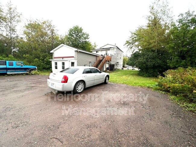 Building Photo - AVAILABLE APRIL 1st - 2 Bed 1 Bath Upper Apt!