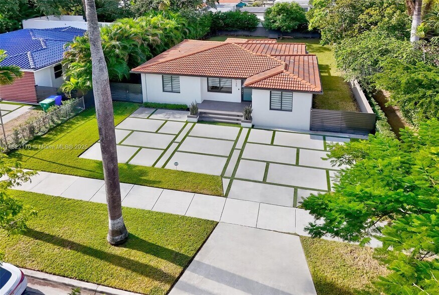 Building Photo - 130 SW 25th Rd