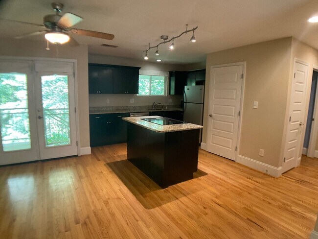Building Photo - Gorgeous 2 Bed Condo in the heart of Carrboro!