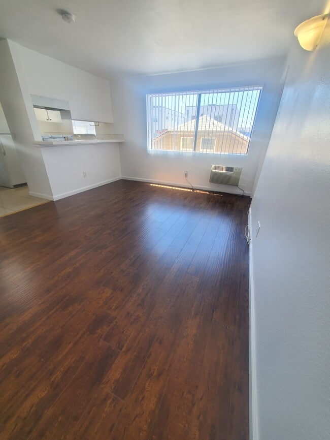 Living Room - 516 N Oxford Ave