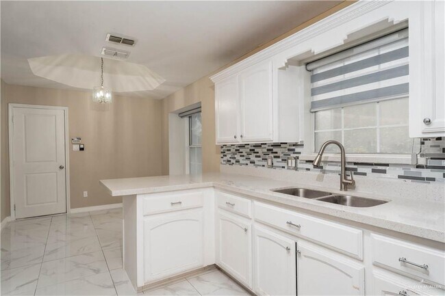 Building Photo - 25 Oriole Ave