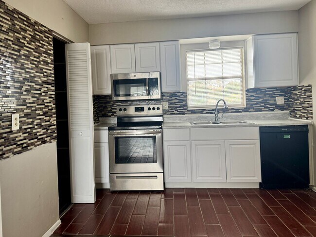 Building Photo - 1 Bed/1 Bath Second Floor Condo in recently renovated apartment community!