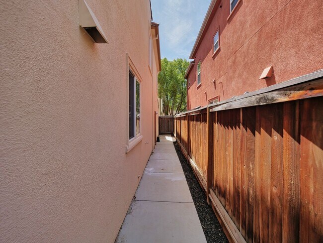 Building Photo - Gorgeous 4 Bed, 3.5 Bath in Brentwood