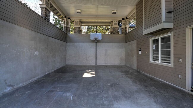 Building Photo - Updated Kirkland Townhome in Lochshire Condominiums with Premium Amenities- Available NOW