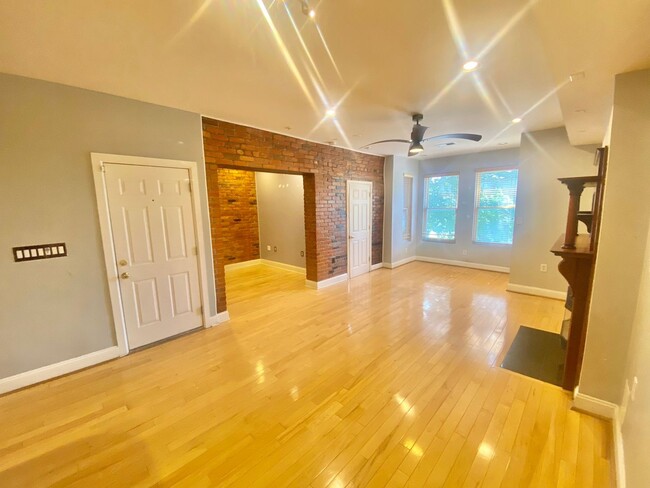 Building Photo - Mt Vernon Triangle Spacious 2 Bed 2.5 Bath...