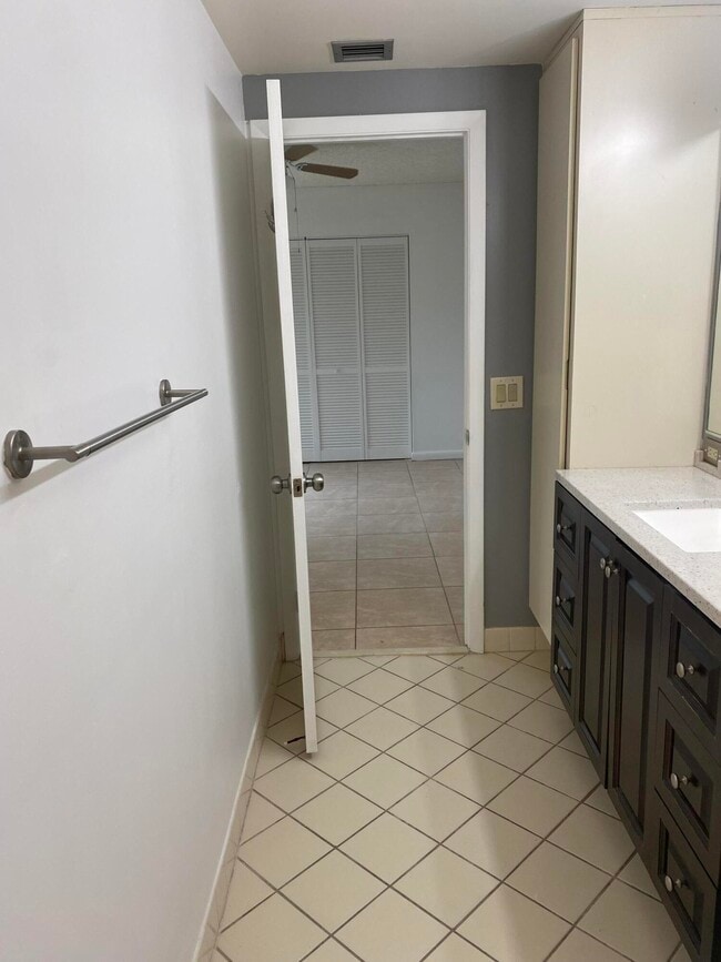 Building Photo - 222 Live Oak Ln