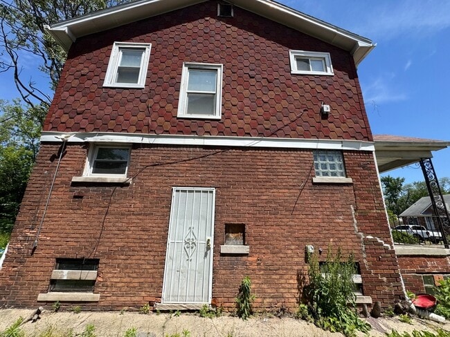 Building Photo - 15387 Lesure St