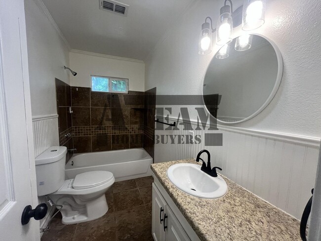 Building Photo - Fully Remodeled 3 Bedroom 2 Bathroom