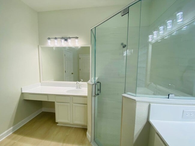 Building Photo - Your Dream Home Awaits! 5 bedroom 3 bath Single Family HOME!!