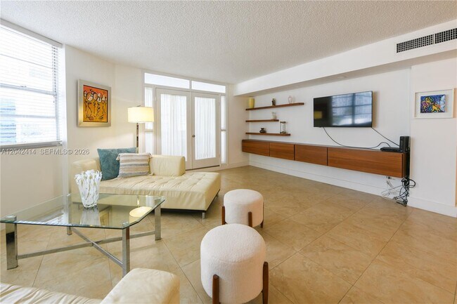 Building Photo - 801 Brickell Bay Dr