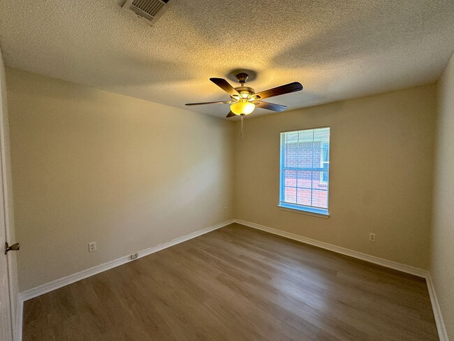 Building Photo - Updated 3 bedroom 2 bath brick home located in the Cottages at Marcus Lake!