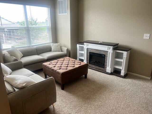 Building Photo - 823 Charlton Dr