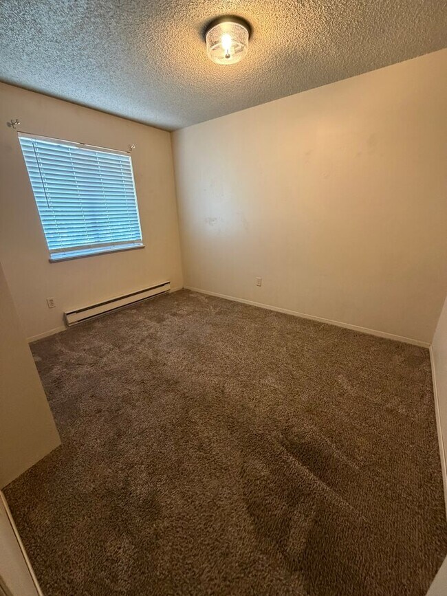 Building Photo - Easy Low Maintenance Living 2 bed 1 bath