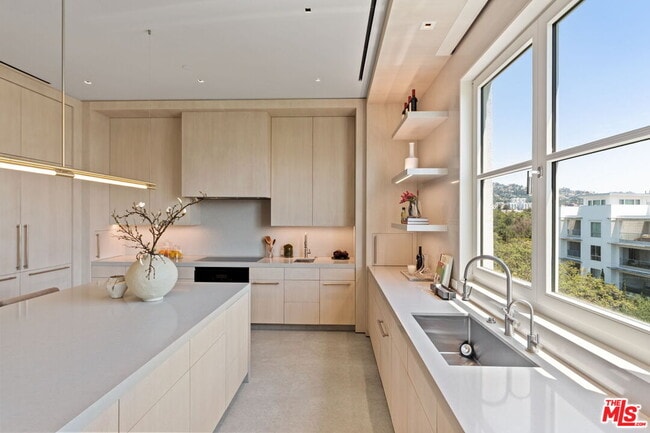 Building Photo - 455 N Palm Dr