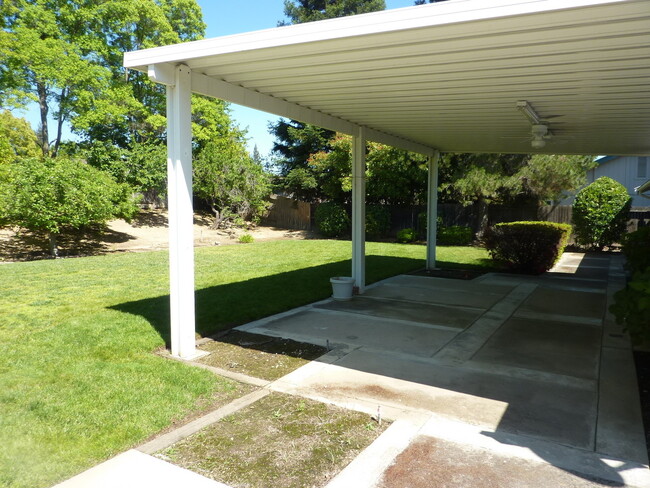 Building Photo - Separate Family Room and Living Room, Fire...