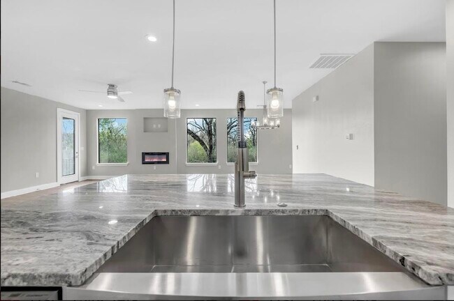 Building Photo - 503 Sunray