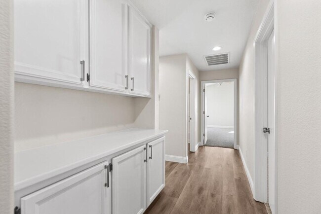 Building Photo - Gorgeous 3 Bedroom In Desired Natomas Park...