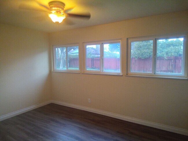 Building Photo - Nicely remodeled 3 bedroom 2 bath home wit...
