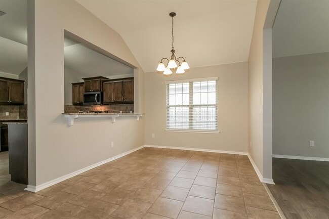 Building Photo - 613 Talon Dr