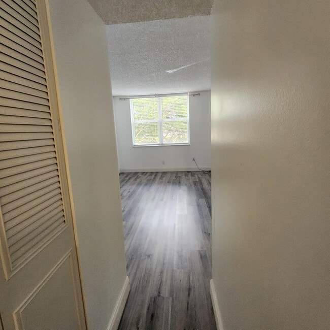 Building Photo - 9430 Poinciana Pl