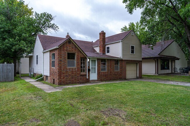 Primary Photo - 3 Bedroom Home Available Now!