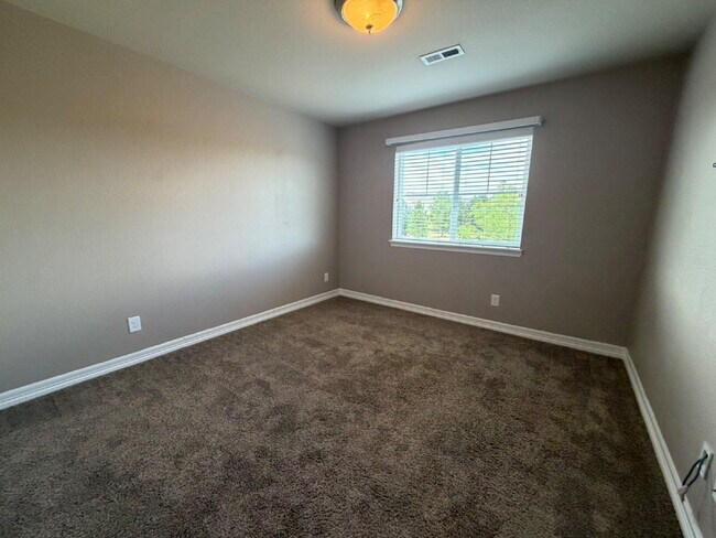 Building Photo - Luxurious 5-Bed Oasis with Scenic Views and Elegant Finishes in Blackstone Country Club, Includes...