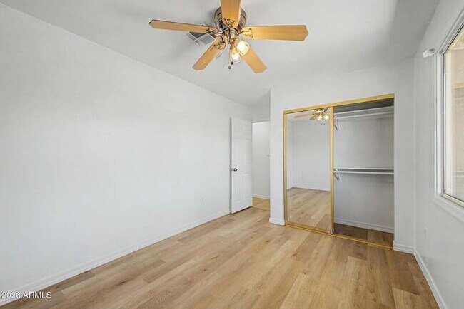 Building Photo - 2601 E Dahlia Dr