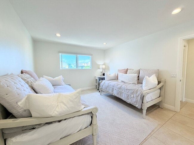 Building Photo - 3953 Sunset Ln