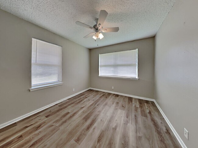 Building Photo - 3BR/1.5BA Home with Garage, Spacious Layout & Modern Upgrades