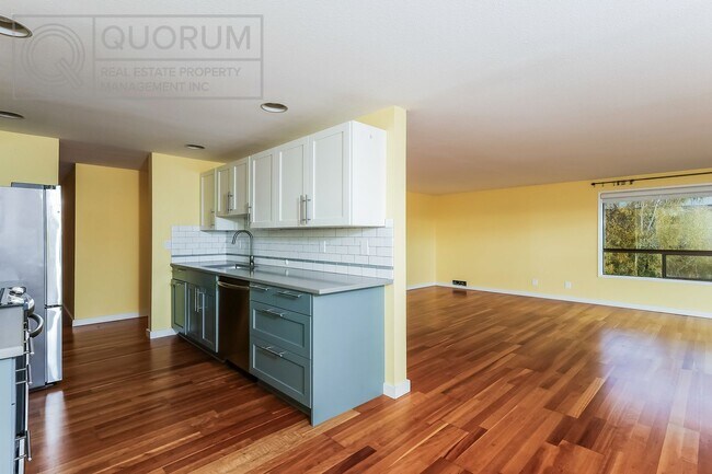 Building Photo - Spectacular Top Floor Condo with Stunning Views in Queen Anne