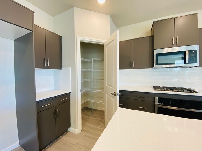 Building Photo - COMING SOON! $2,750 Ashlan & Highland, 4 B...