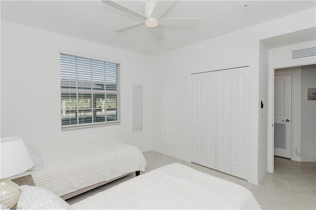 Building Photo - 15285 Green Acre Avenue Unit 418
