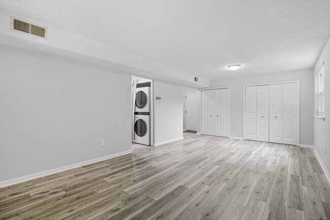 Building Photo - 402 Twin Circle Dr