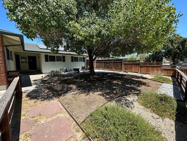 Building Photo - Beautiful 3 Bedroom, 2 Bath Tracy Home